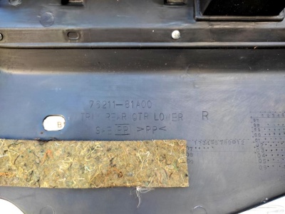 Обшивка багажника правая  Jimny 7621181A00