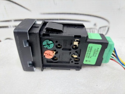 Кнопка противотуманки SX4 2013> SX4 3727068L00