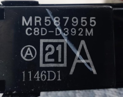Кнопка стеклоподъемника  L200 MR587955