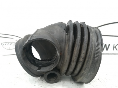 Патрубок E38,E39  13541740931