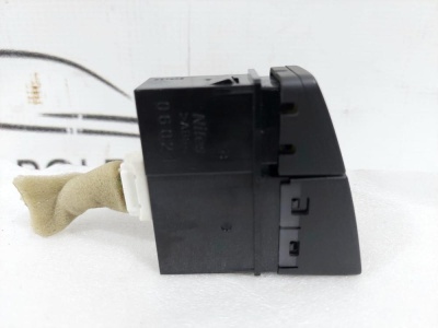 Кнопка аварийной сигнализации SX4 2013>  SX4 3743055L205PK
