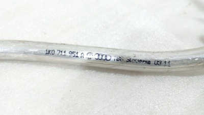 Трос стояночного тормоза Octavia (A5 1Z-) 2004-2013 (ЛЕВЫЙ=ПРАВЫЙ)  1K0609721BB  1K0609721BB