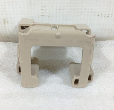 Кронштейн форсунки омывателя фары Mazda 6 (GH) 2007-2013 ЛЕВЫЙ  GDK1518H4  GDK1518H4