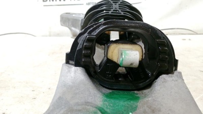 Опора (подушка) КПП 5-serie F10/F11 2009-2016  22326775916 F10 22326775916