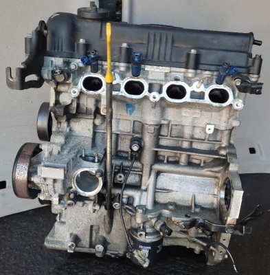 Двигатель Hyundai i30 G4FA 1.4, 60 кВт, 2012 год, вид сбоку, с деталями цилиндров и клапанов.