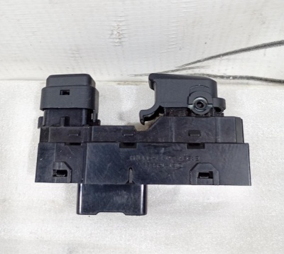 Кнопка управления стеклоподъемником HYUNDAI IX35/TUCSON 2010-2015    935762S000