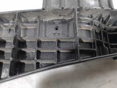 Кронштейн бампера заднего, правый  SX4 7182179J00