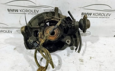 Кулак поворотный передний правый  L200 MR992378